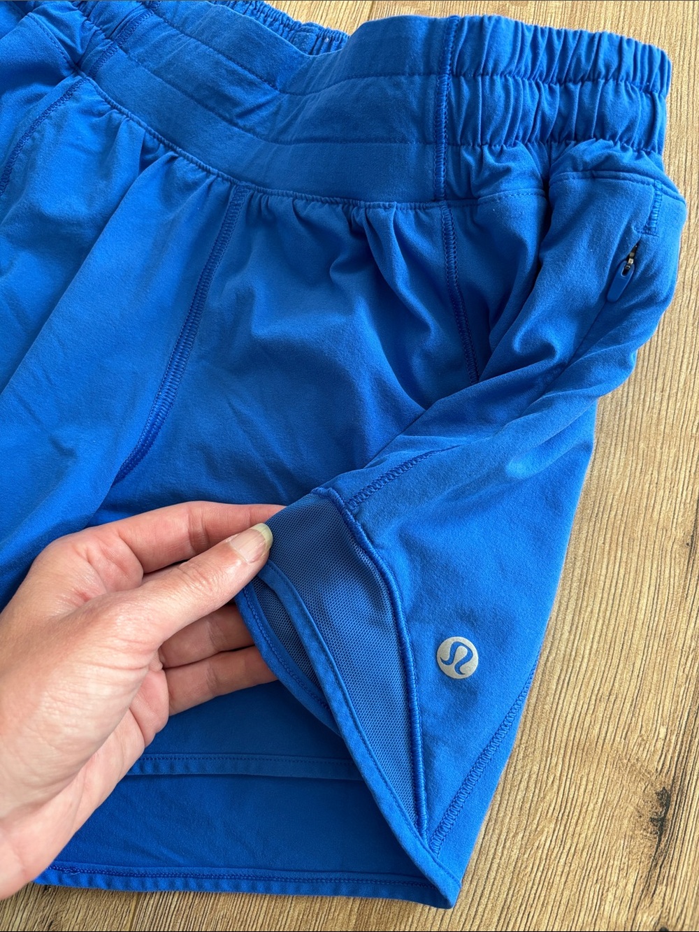 Excellent Lululemon Hotty shorts, size 4 - Picture 3 of 3